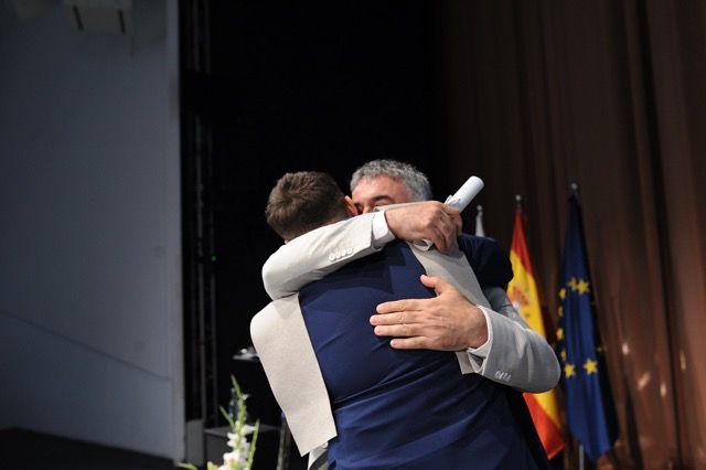 Abrazo 4